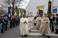 Auszug aus der Kirche druch ein Spalier von Vereinsfahnen