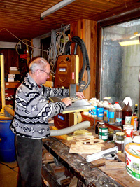 Herr Lahmer beim Schneiden der Ziffern für die Platten.